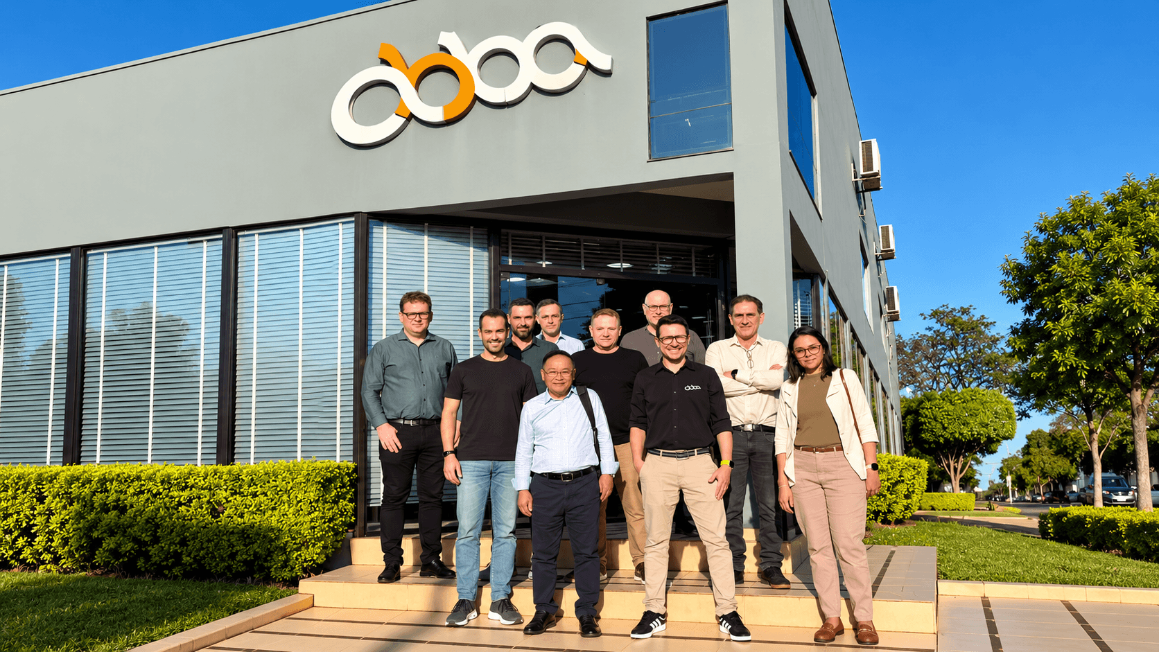 Empresários brasileiros durante visita técnica à ABBA para avaliar oportunidades da indústria moveleira no Paraguai.