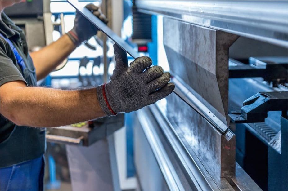 Segurança no manuseio de máquinas na fábrica de móveis NR 12