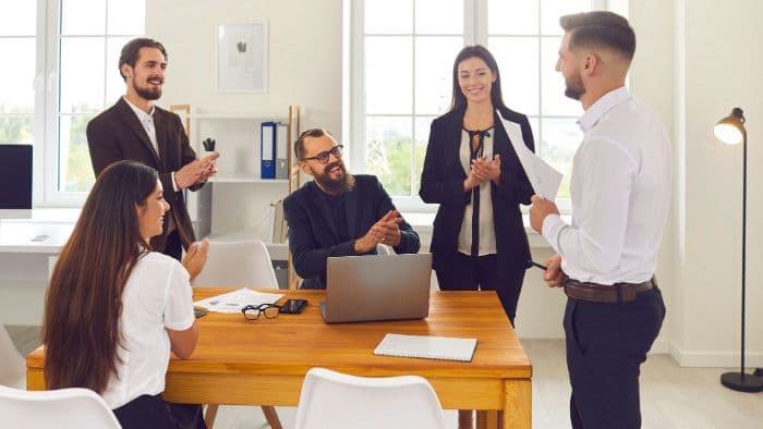 Capacitação da equipe de vendas: como as empresas do setor moveleiro podem preparar seus profissionais para vender mais?