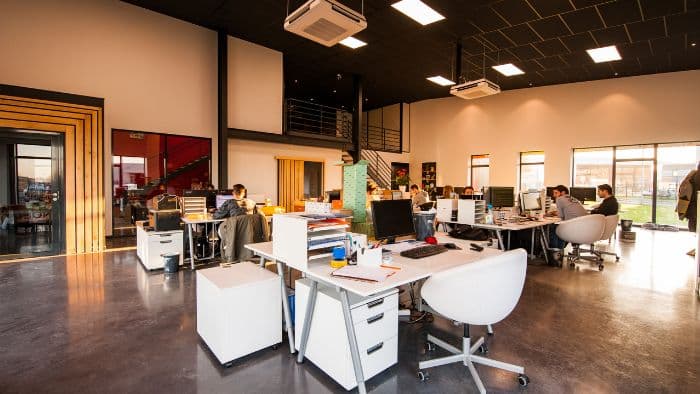 Qual é a importância do design ergonômico para móveis corporativos?