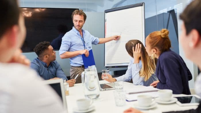 Consultoria empresarial: como saber qual o momento de contratar no setor moveleiro?