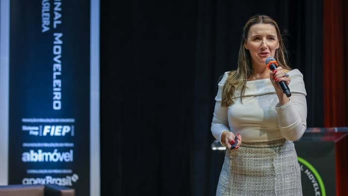 No Congresso Nacional Moveleiro, Débora Fernandes, diretora do Iner, ministra palestra