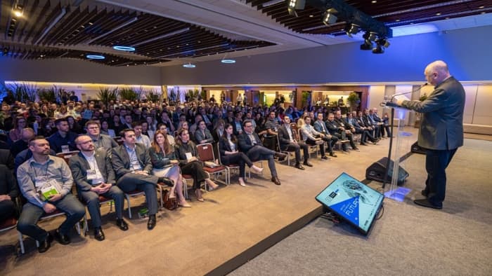 Análise estratégica para o setor moveleiro B2B no Brasil pelo 33º Congresso Movergs: conjuntura de alto risco, colapso exportador e crédito direcionado