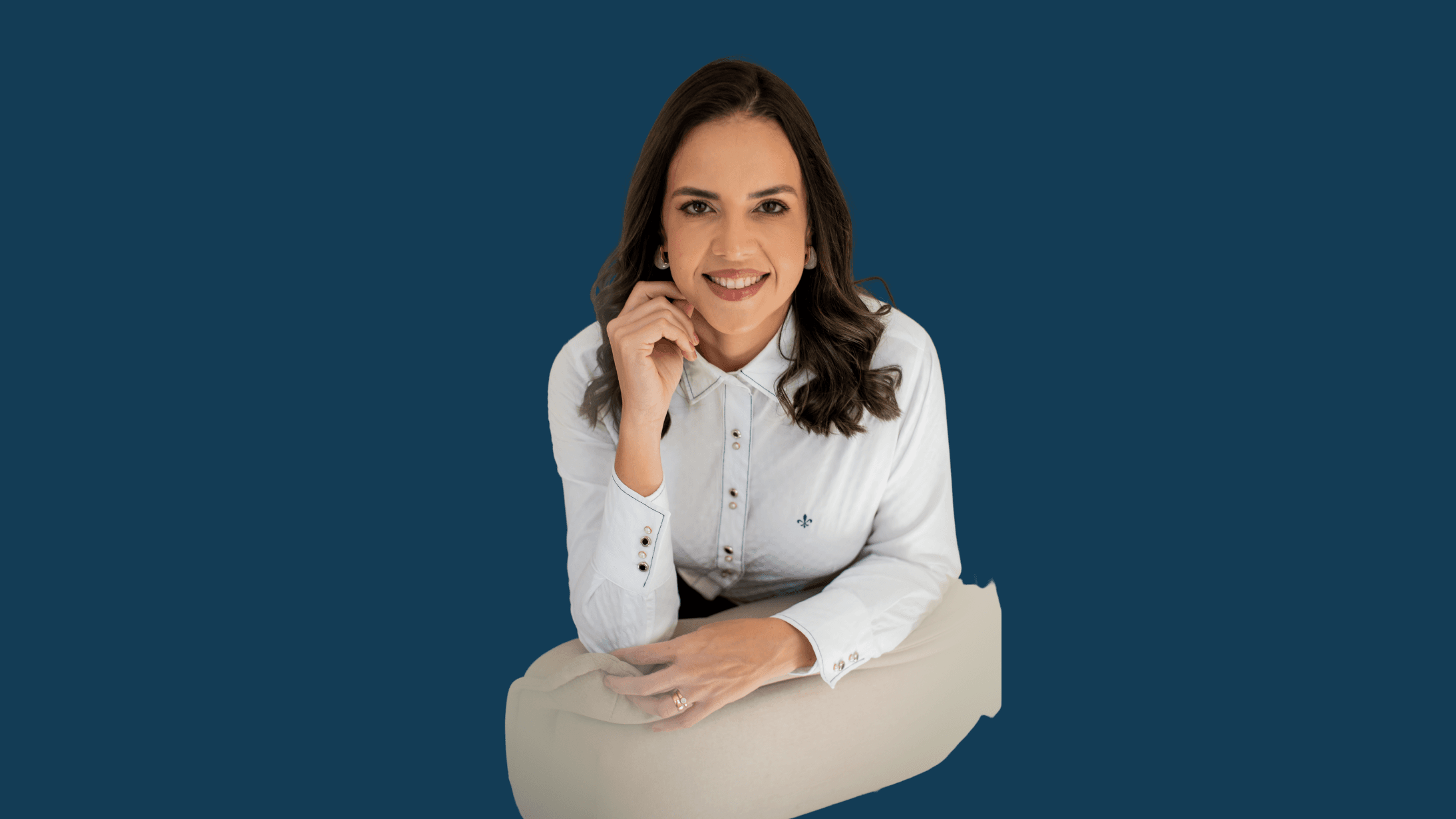Retrato de Sabrina Leitão sorrindo, colunista da Plataforma Setor Moveleiro, ilustrando a coluna “O ciclo que sustenta o crescimento: planejar, executar, medir e revisar