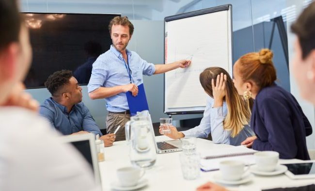 Consultoria empresarial: como saber qual o momento de contratar no setor moveleiro?