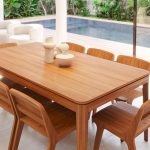 Sala de jantar com mesa de madeira maciça e design autoral, representando valor agregado e posicionamento premium no setor moveleiro brasileiro