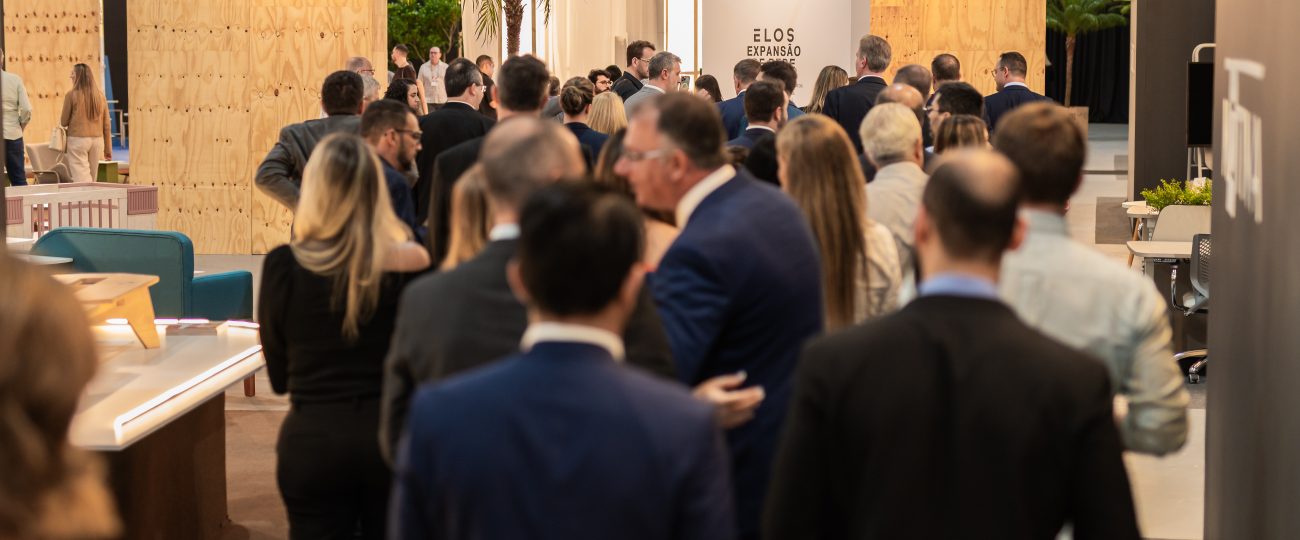 Movelsul Brasil 2026 com visitantes nos corredores da feira em Bento Gonçalves